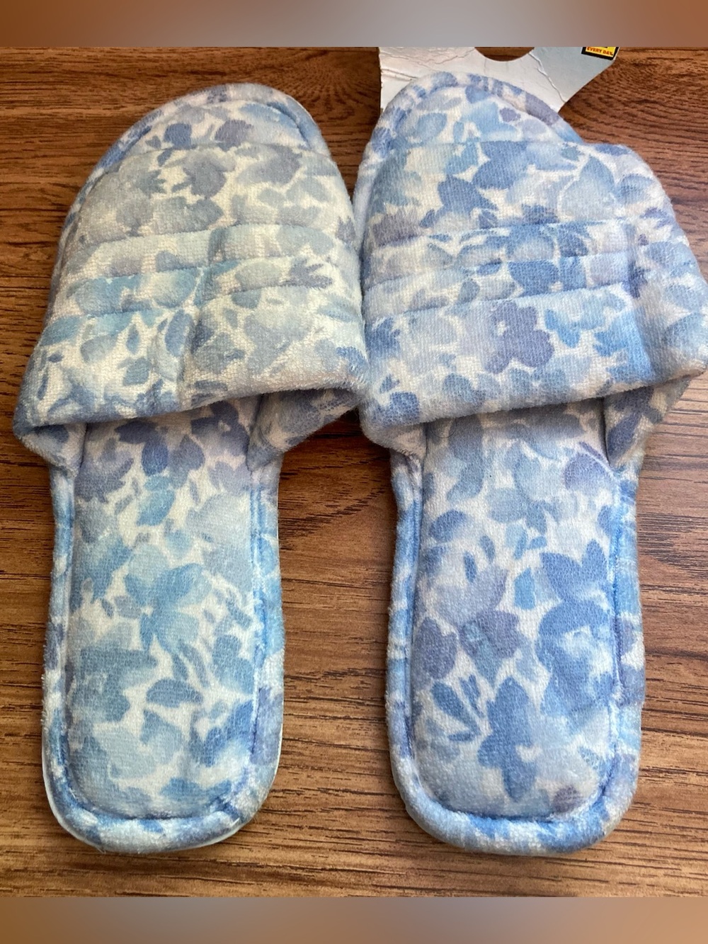 5/$15 NWOT Angel Treads Comfort Slippers Blue Floral Large (8-9)